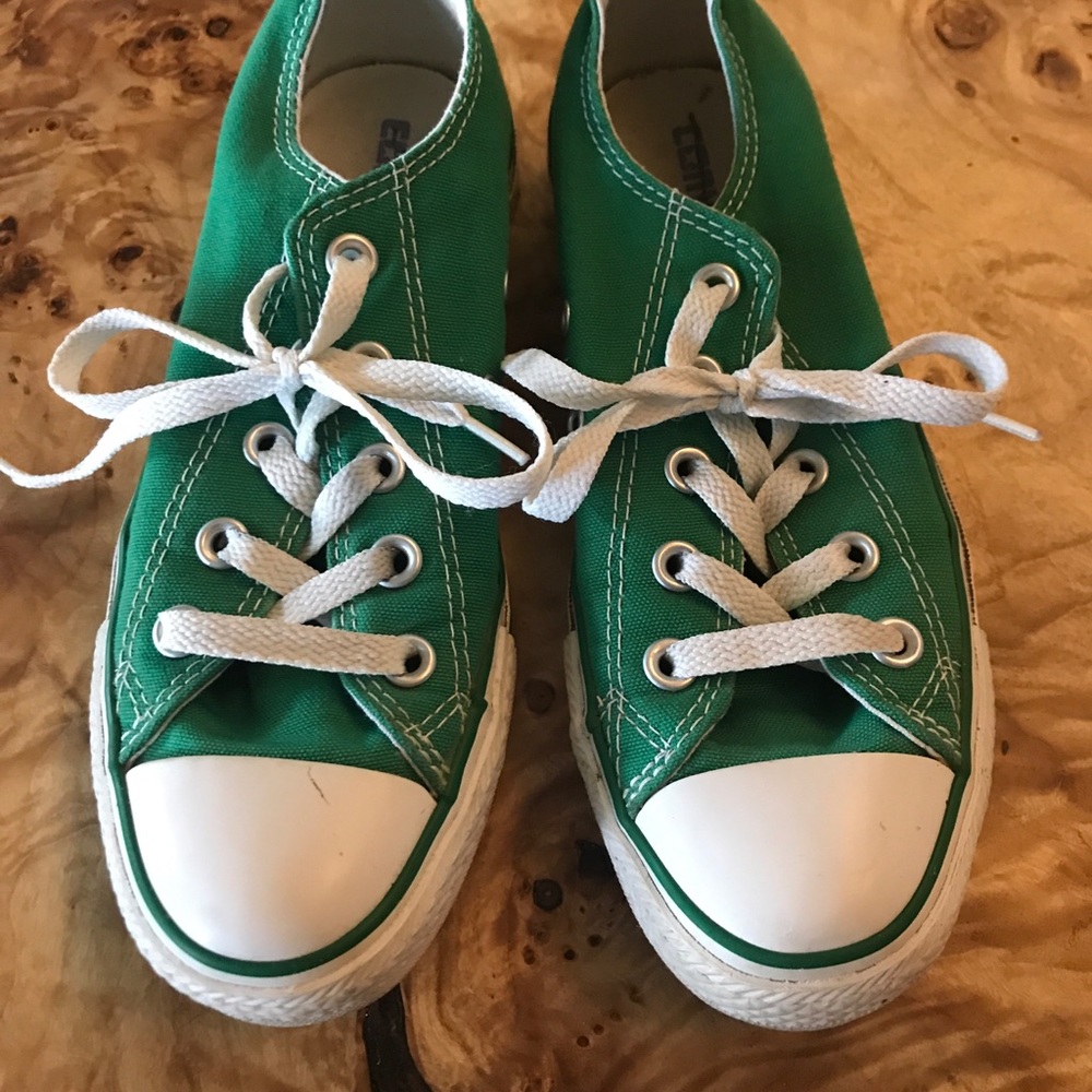 Kelly green converse size women’s 6